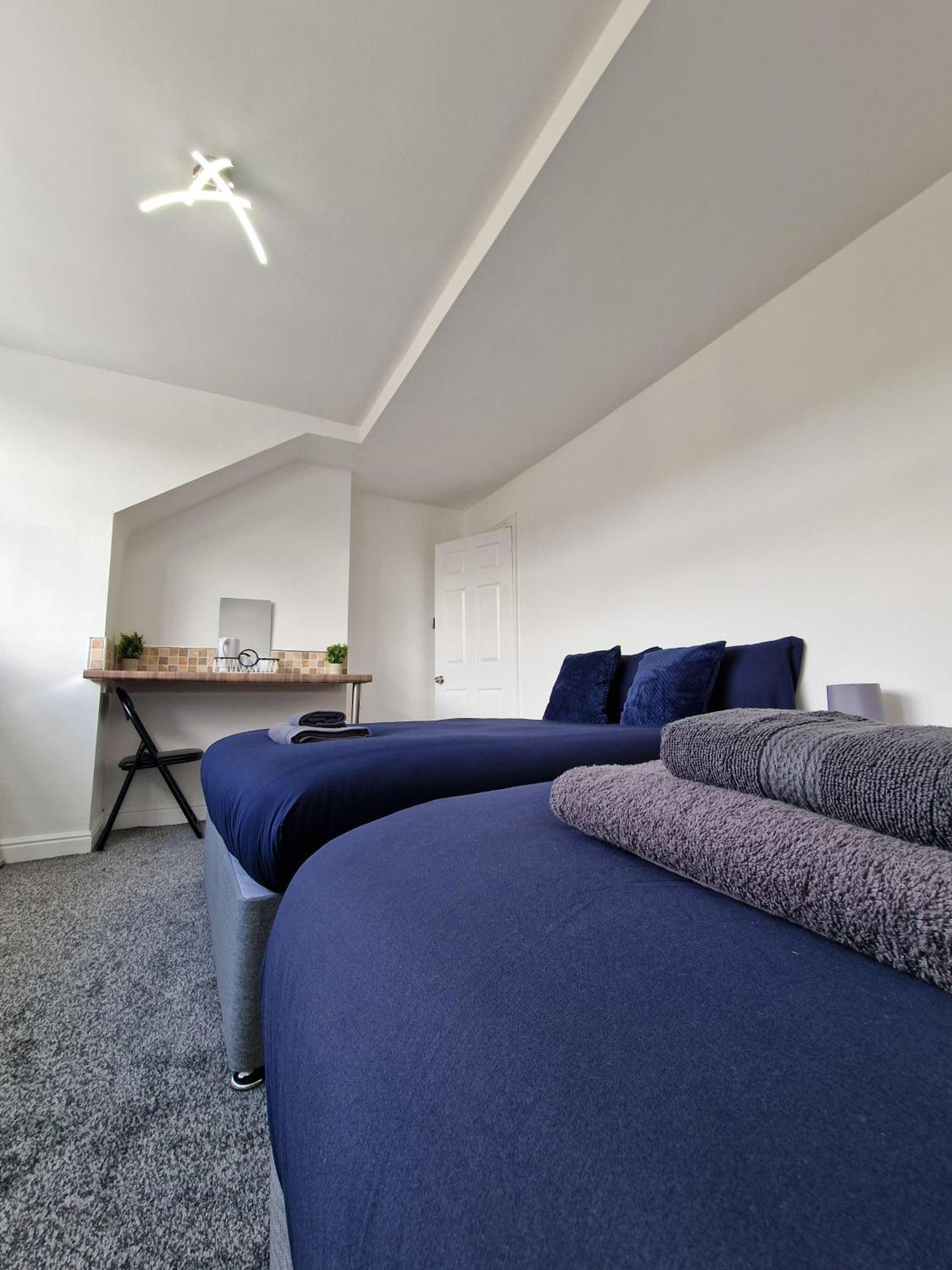 שיפלי Stylish 4 Double Bedroom House In Bradford, Views Of Hillside And Parking מראה חיצוני תמונה