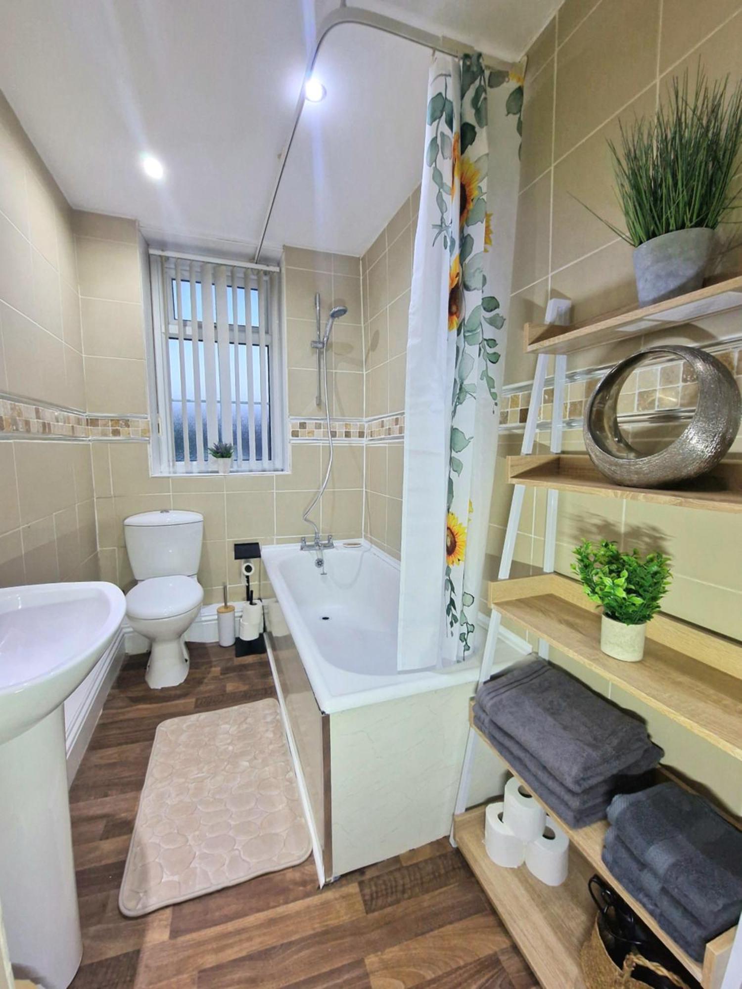 שיפלי Stylish 4 Double Bedroom House In Bradford, Views Of Hillside And Parking מראה חיצוני תמונה