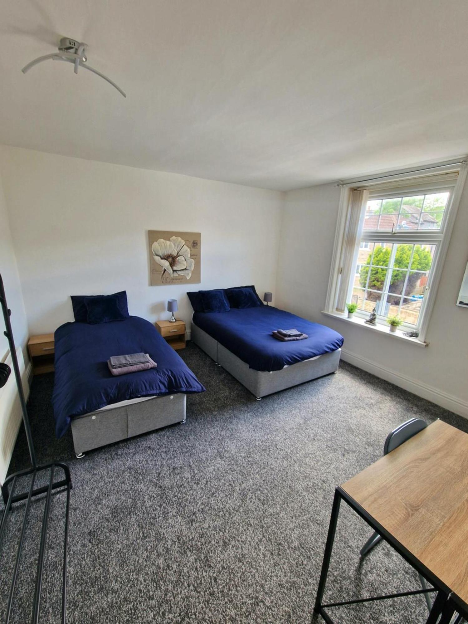 שיפלי Stylish 4 Double Bedroom House In Bradford, Views Of Hillside And Parking מראה חיצוני תמונה