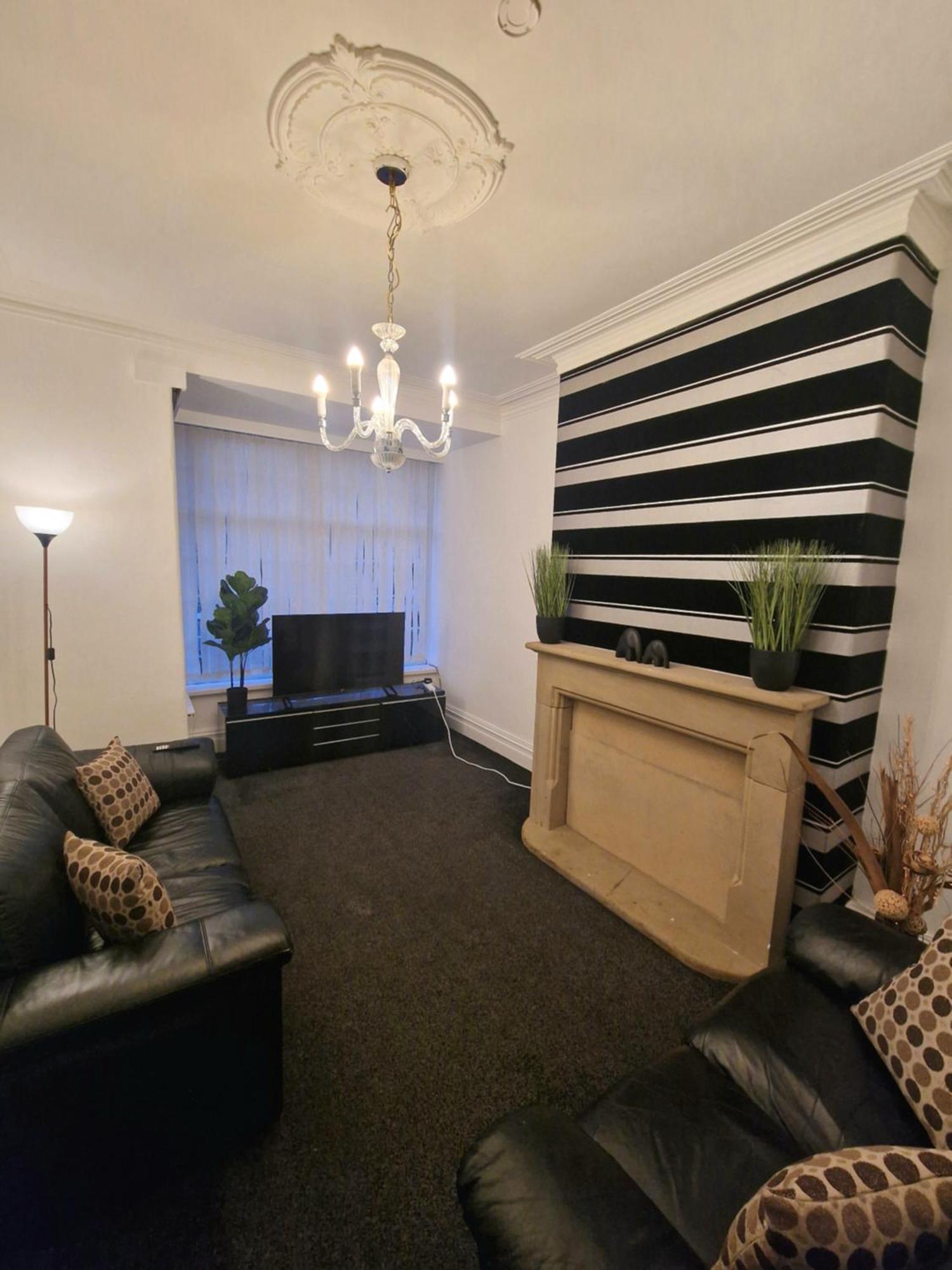 שיפלי Stylish 4 Double Bedroom House In Bradford, Views Of Hillside And Parking מראה חיצוני תמונה