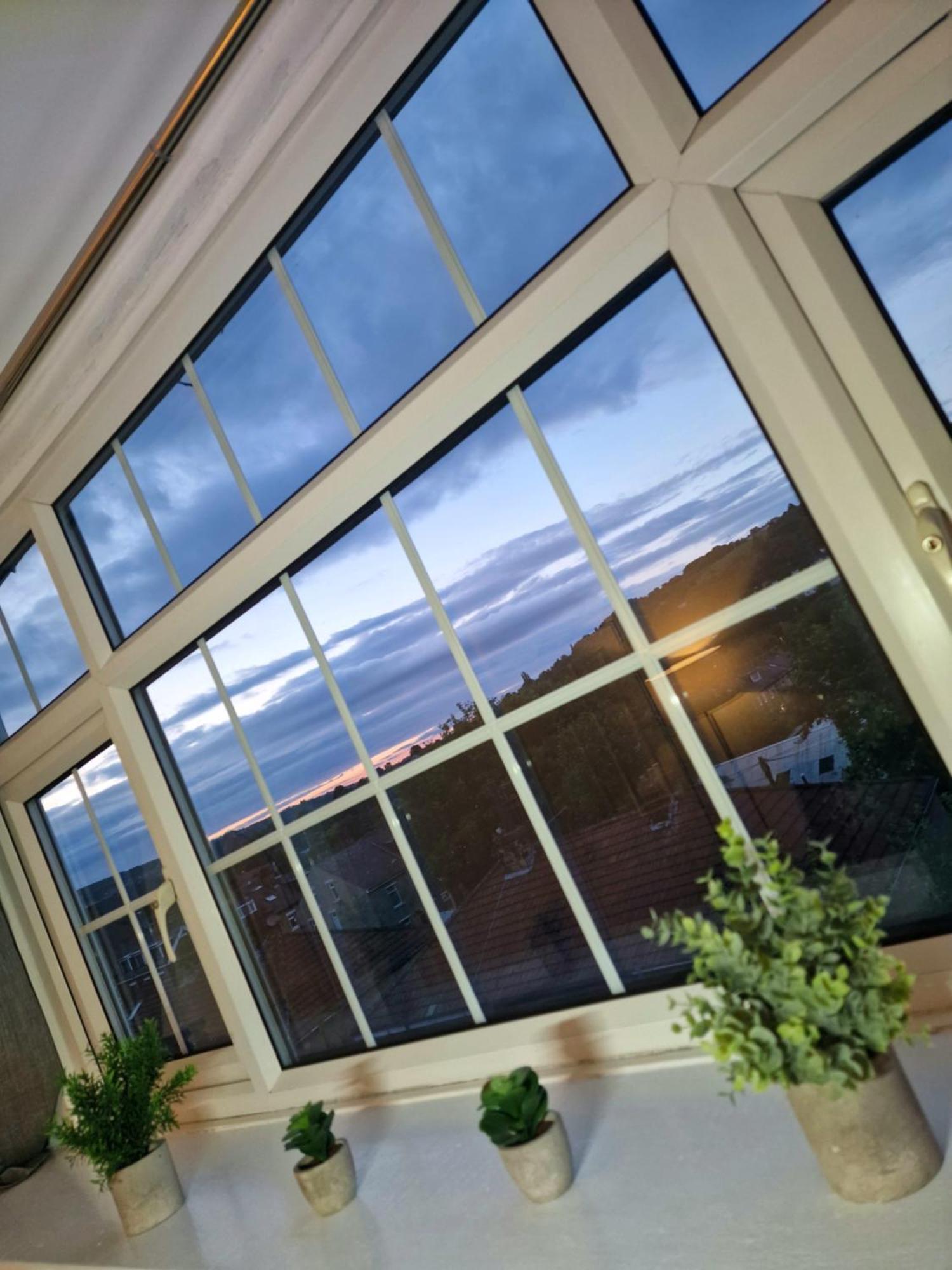 שיפלי Stylish 4 Double Bedroom House In Bradford, Views Of Hillside And Parking מראה חיצוני תמונה