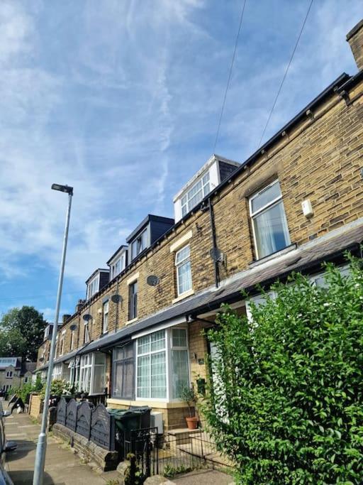שיפלי Stylish 4 Double Bedroom House In Bradford, Views Of Hillside And Parking מראה חיצוני תמונה